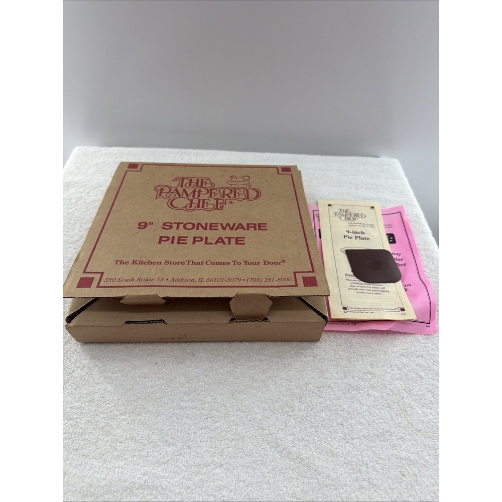 The Pampered Chef 9 in Round Stoneware Pie Plate Baking Dish, Beige w/scraper